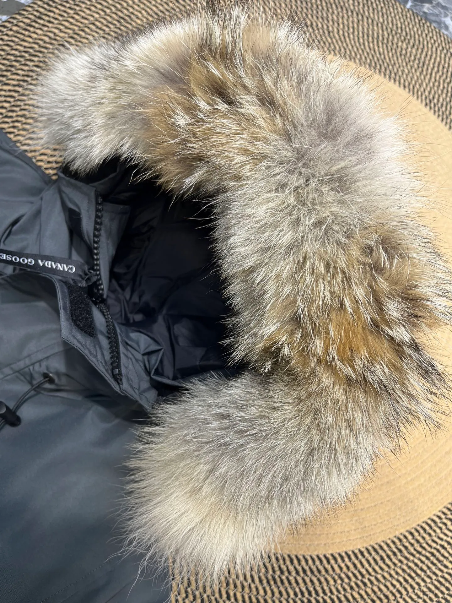 P840 𝘾𝘼𝙉𝘼𝘿𝘼 𝙂𝙊𝙊𝙎𝙀Big Goose 13# The design of Big Goose 13 is simple and elegant, a little longer than the 08 model, more suitable for men and suitable for business people. This down jacket is popular for its simple design, which is not only practical but also has a certain sense of fashion. In terms of applicability, the Daye 13 model provides good thermal insulation performance. Its thermal insulation coefficient is level 5, which can provide enough warmth and is suitable for wearing in cold environments. In addition, the Daye 13 model also has a high cost performance. Compared with other models, it provides a better balance between price and performance, making it more competitive in the market.  size：xs-xxl